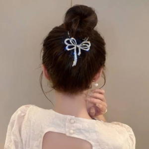 اکسسوری دخترانه گیره مدل نگینی برای مدل گوجه ای مو